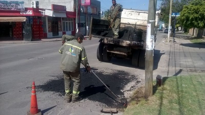 Realizan bacheo y colocación de rejillas en desagües