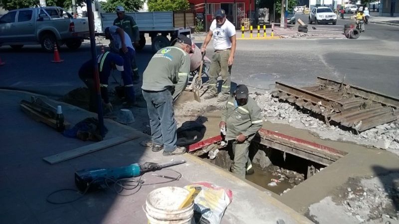 Realizan bacheo y colocación de rejillas en desagües
