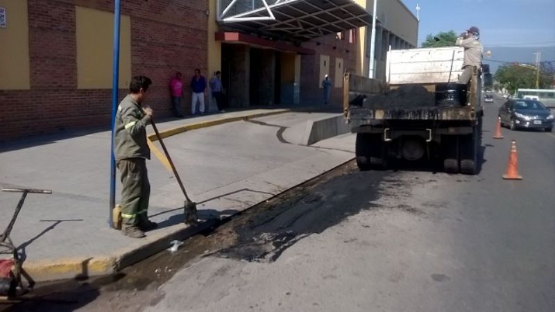 Realizan bacheo y colocación de rejillas en desagües