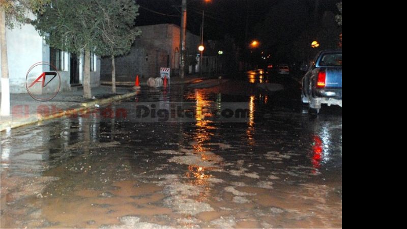Desbordó nuevamente canal del riego en Fiambalá