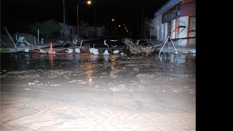 Desbordó nuevamente canal del riego en Fiambalá