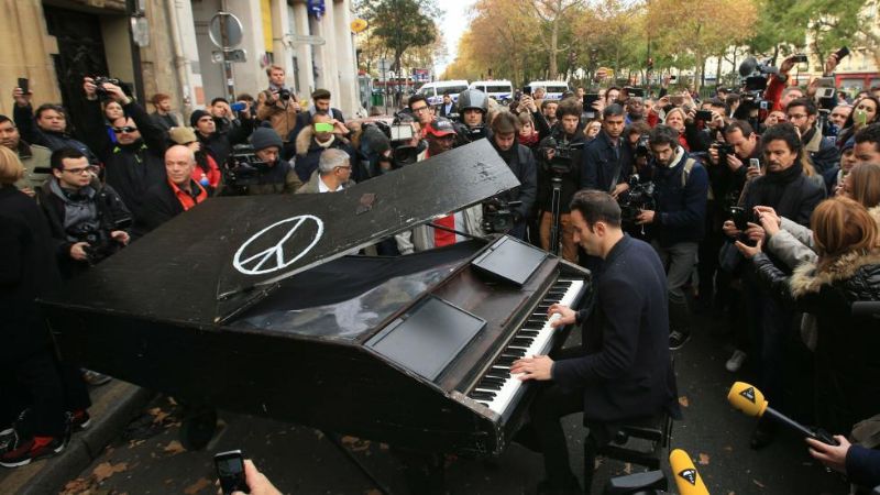Enlutada, Francia plantea desafío al terror