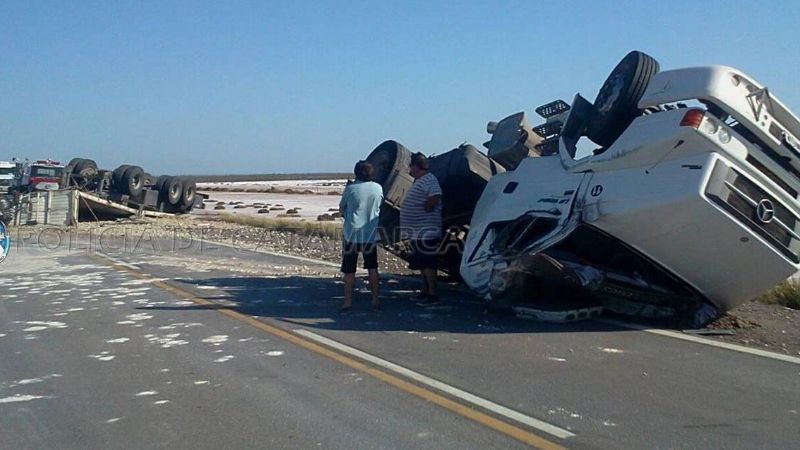 Volcó un camión que llevaba yeso