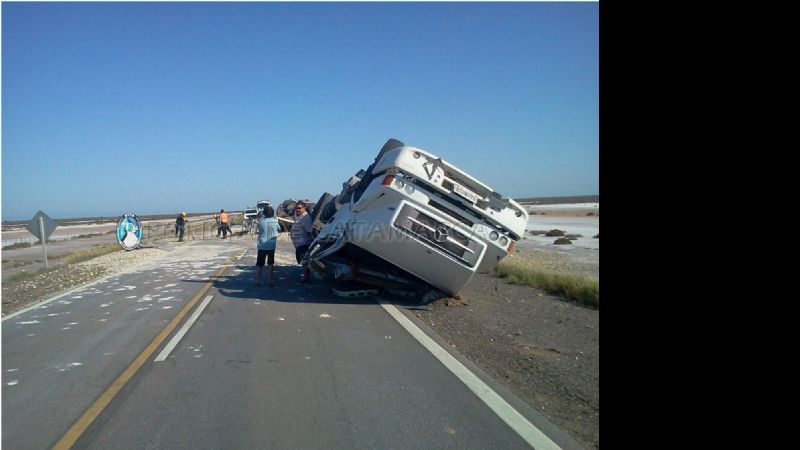 Volcó un camión que llevaba yeso