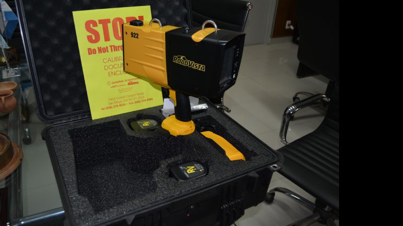 Moderno equipo para medir reflectividad del señalamiento vial