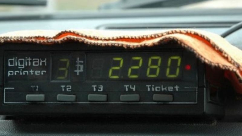 La bajada de bandera de taxis y remises es de 11 pesos