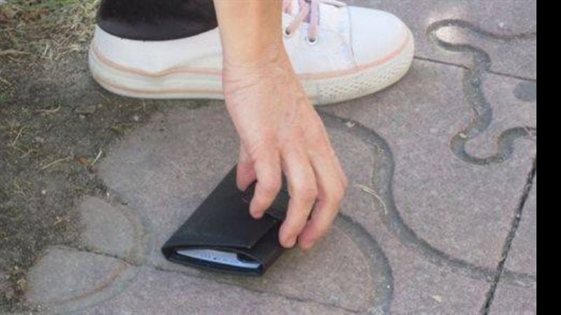 Tiene 11 años, encontró una billetera con dinero en el suelo y la devolvió