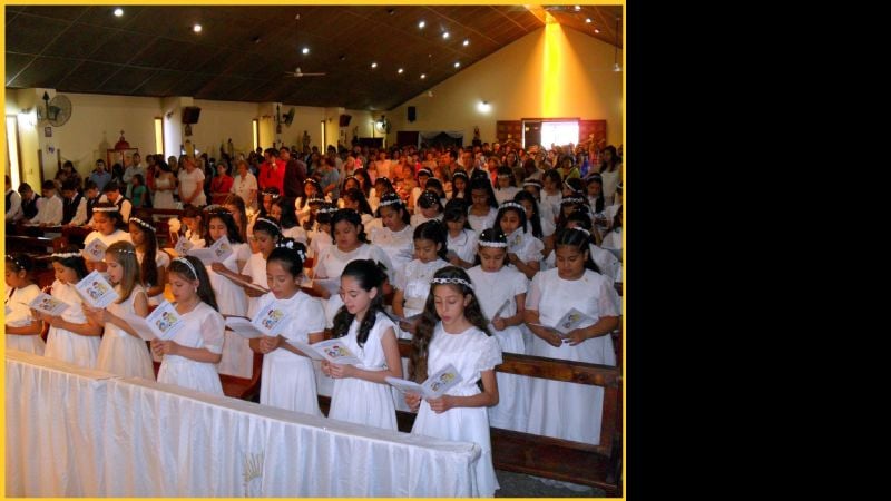 Más de 80 niños recibieron su Primera Comunión en Santa Rosa de Lima