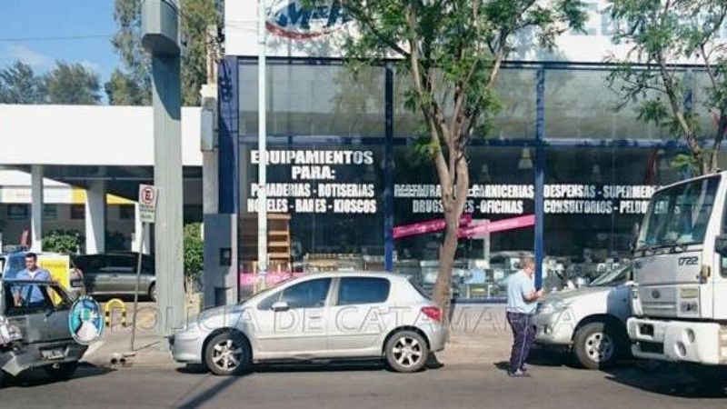 Un camión chocó con un auto en la Capital