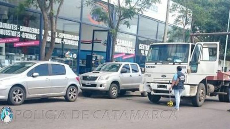 Un camión chocó con un auto en la Capital