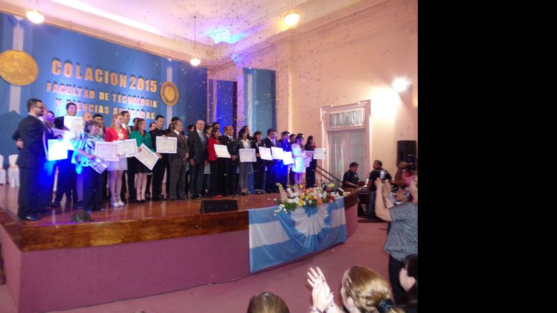 Más de medio centenar de nuevos profesionales recibieron sus títulos