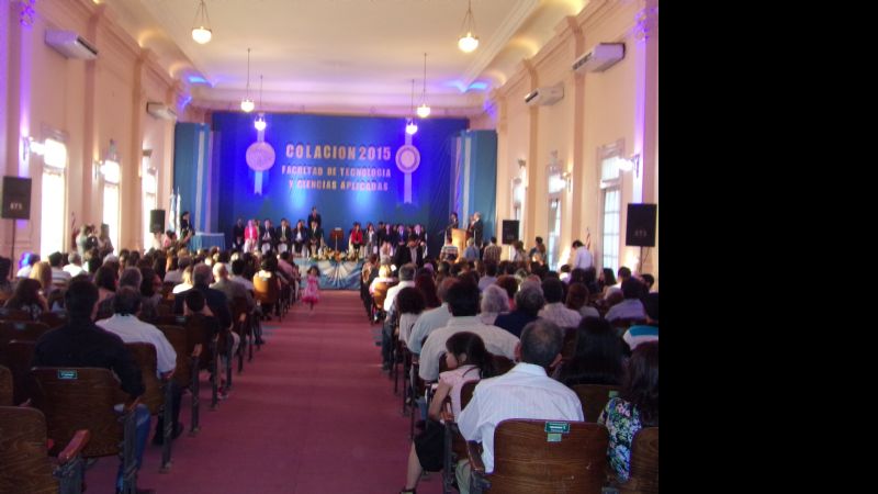 Más de medio centenar de nuevos profesionales recibieron sus títulos