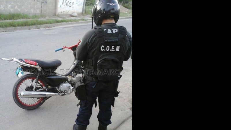 Demoran a un adolescente y secuestran una moto requerida por la Justicia