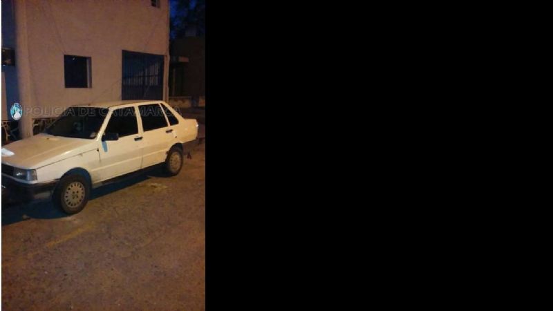 Cruzó un semáforo en rojo y le retuvieron el vehículo