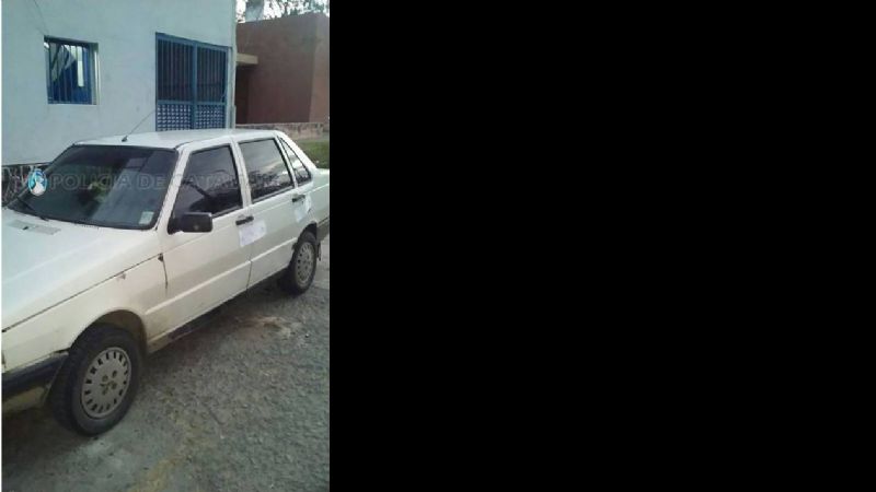 Cruzó un semáforo en rojo y le retuvieron el vehículo