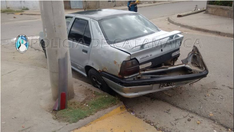 Robó una camioneta y en la huida chocó contra un poste de luz, un auto y un árbol