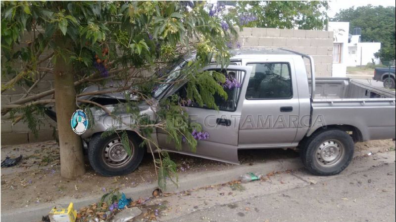 Robó una camioneta y en la huida chocó contra un poste de luz, un auto y un árbol