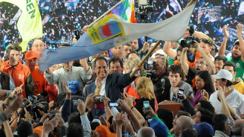 Scioli cerró su campaña al grito de "¡Vamos Argentina!"