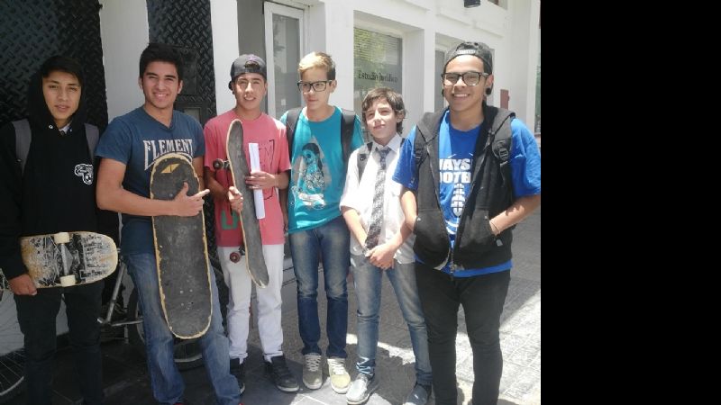 Jóvenes santamarianos sueñan con la construcción de una pista de skate