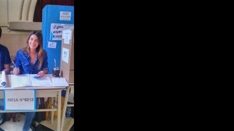 Calu Rivero ejerce su rol de presidenta de mesa