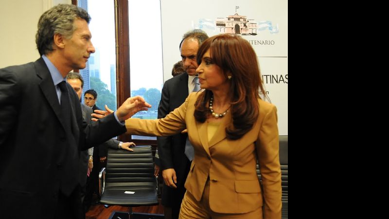 Cristina felicitó a Macri con quien se reunirá el martes próximo