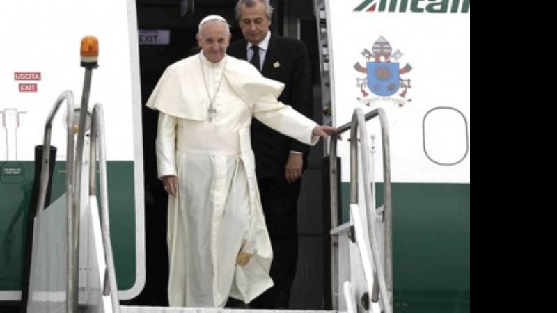 Francisco partió rumbo a África en una gira de alto riesgo