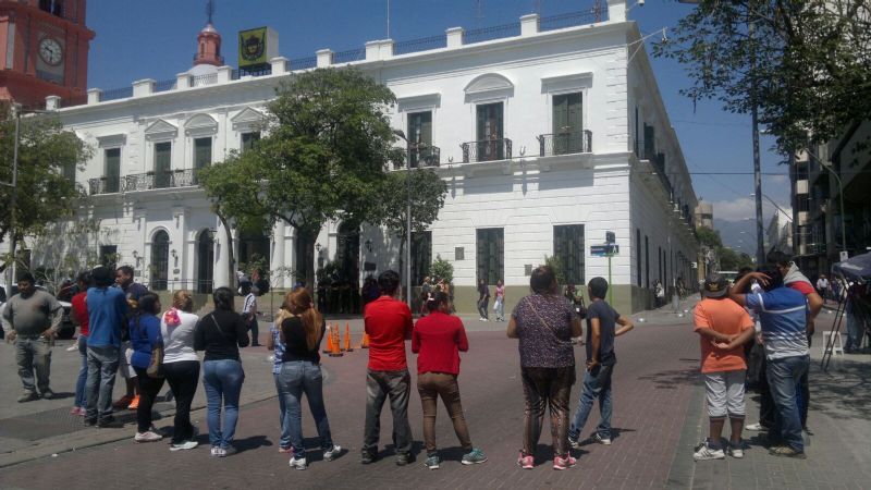 Piquete de vecinos frente a Casa de Gobierno