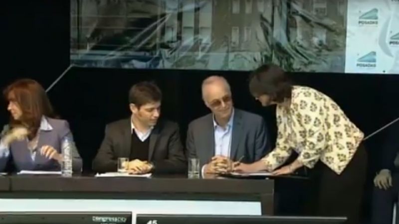 Lucía firmó una nueva prórroga del desendeudamiento