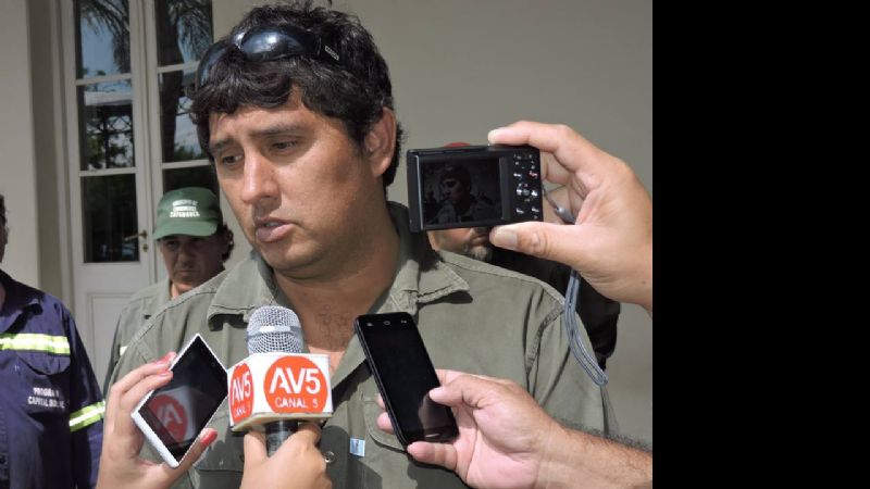 Más de 20 becados encadenados