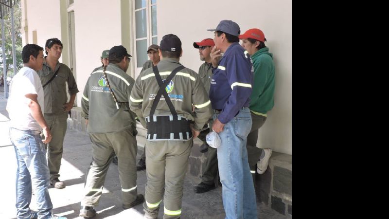 Más de 20 becados encadenados