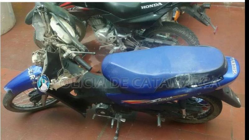 Adolescente en moto chocó contra la pared de una casa