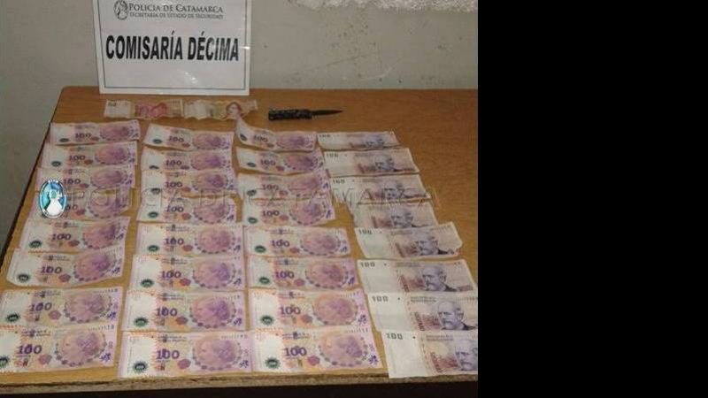 Aprehenden a dos mujeres y secuestran dinero en efectivo