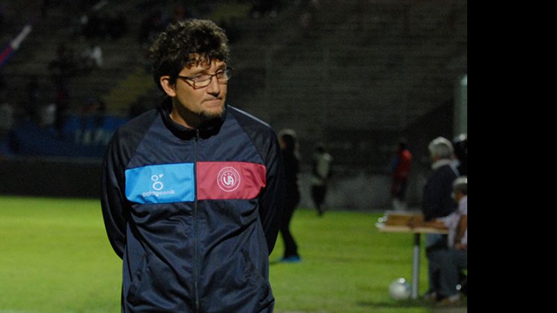 Salvador Mónaco ya no sería el entrenador de Unión Acoqnuija