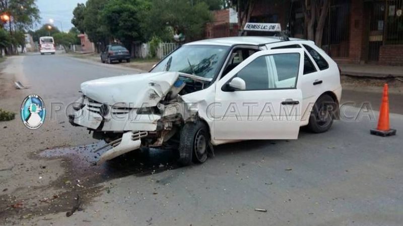 Remisero se durmió y chocó contra un árbol