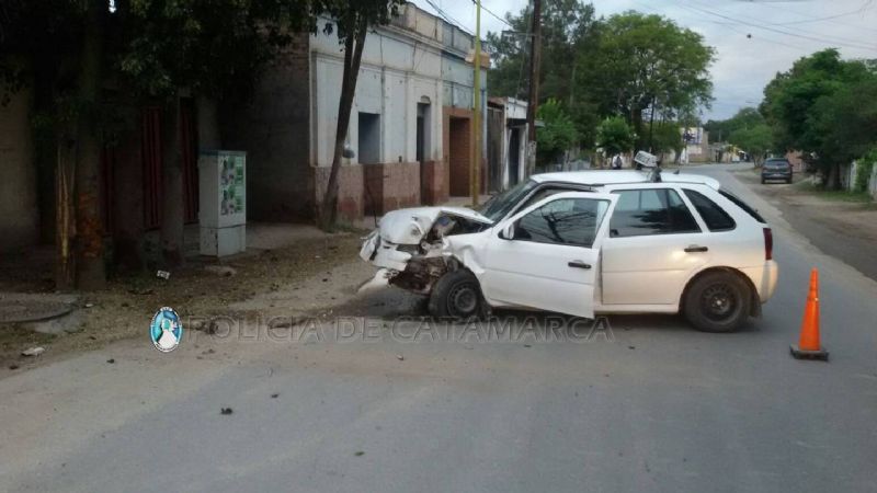Remisero se durmió y chocó contra un árbol