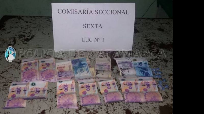 Un joven y un menor fueron sorprendidos con dinero y pastillas