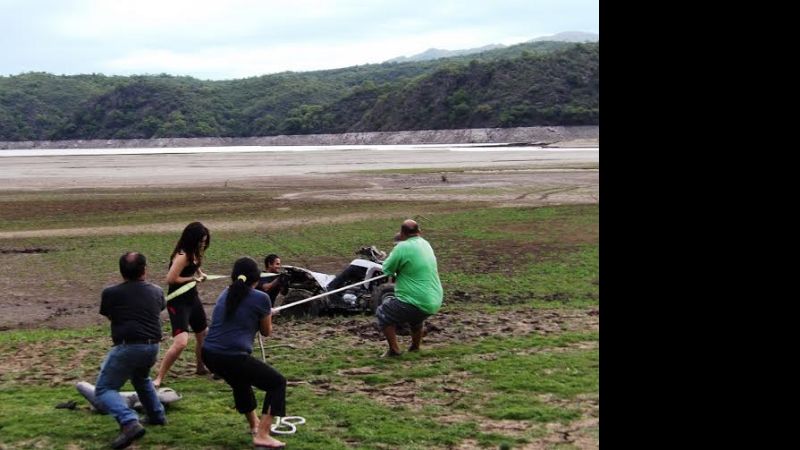 Cuatriciclo atascado en la “cola” del embalse de Las Pirquitas