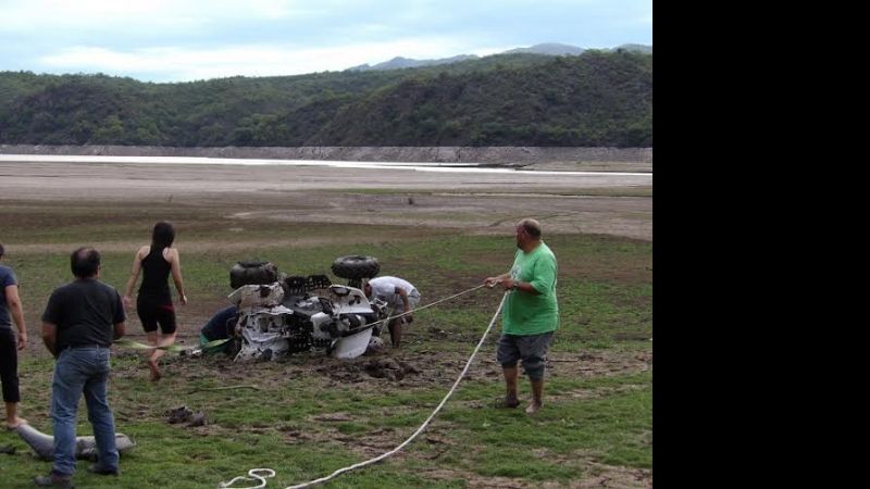 Cuatriciclo atascado en la “cola” del embalse de Las Pirquitas
