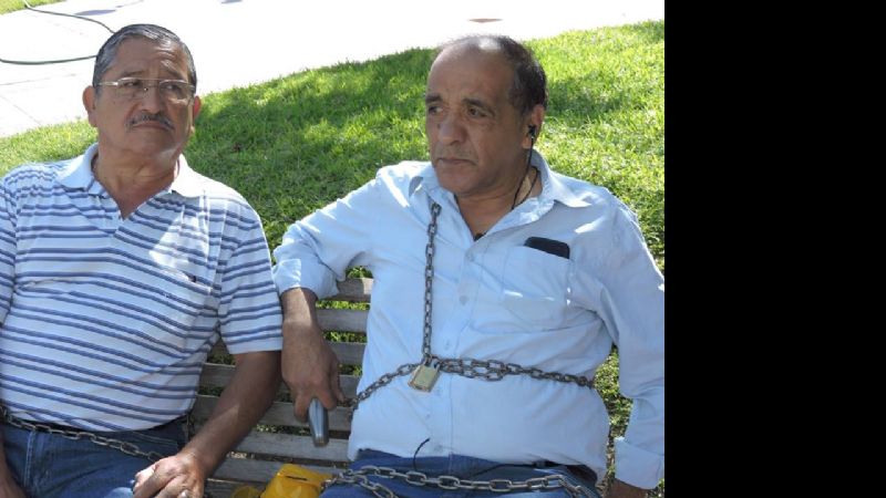 Dos ex sanitaristas se encadenan frente a Casa de Gobierno