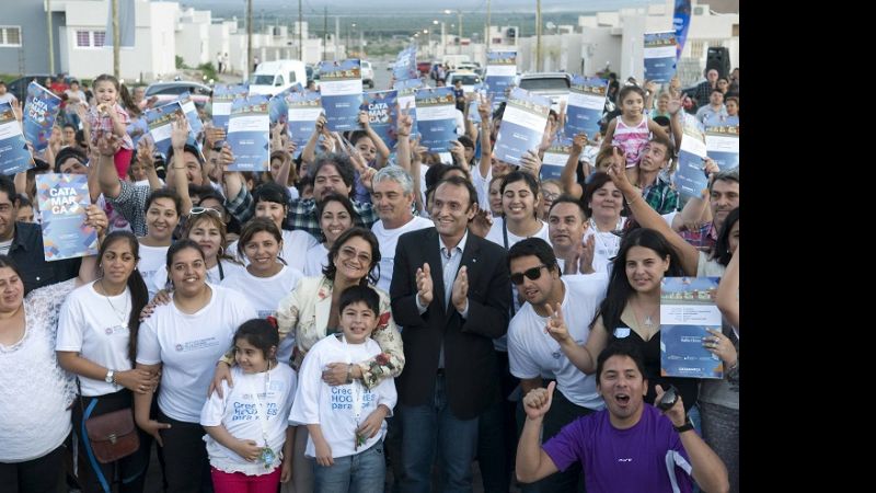 La Gobernadora entregó 50 viviendas en Valle Chico