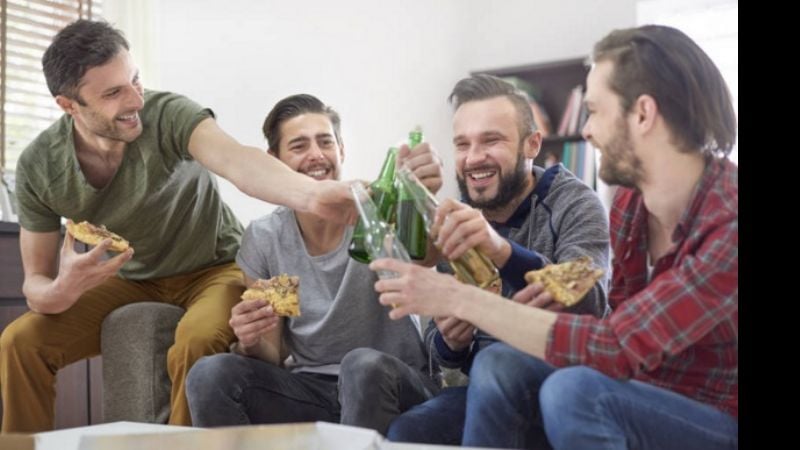 Por su salud, los hombres deben salir con amigos dos veces por semana