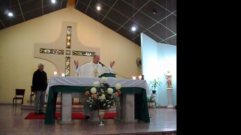 Cientos de alumnas en la adoración al Santísimo Sacramento en Santa Rosa