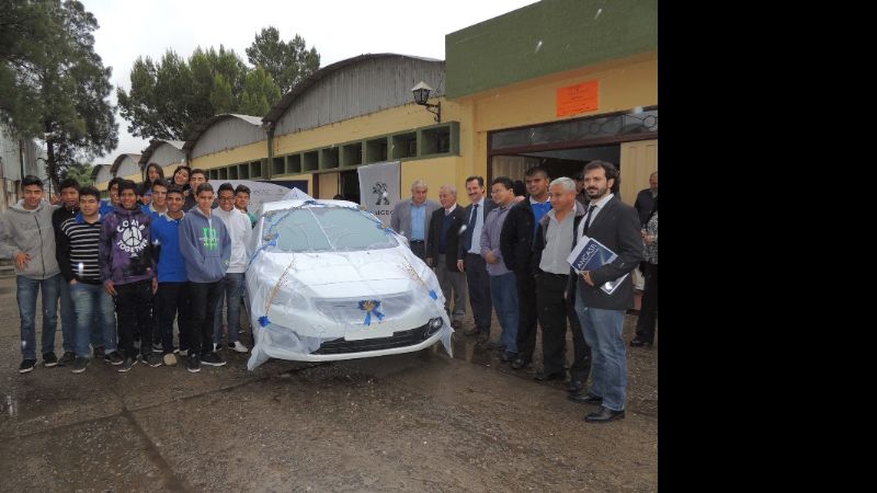 Donan vehículo para una escuela