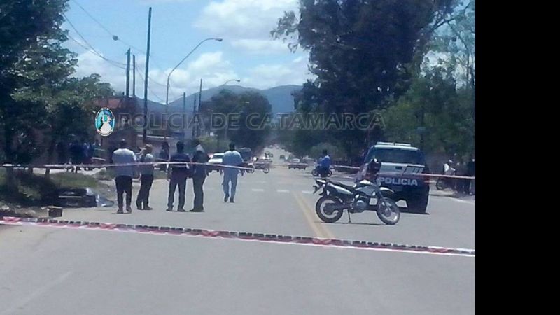 Motociclista murió en el acto tras chocar contra un poste