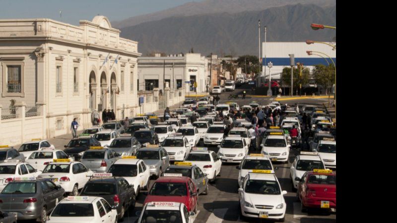 El aumento de la tarifa de taxis y remises será a partir del próximo lunes