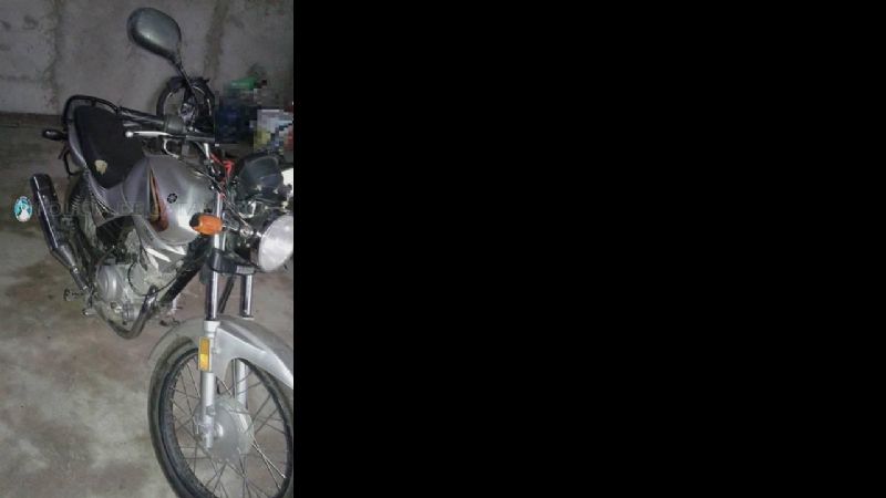 Arrestan a dos jóvenes y secuestran una moto