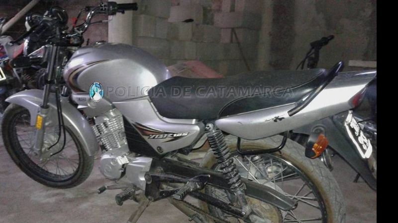 Arrestan a dos jóvenes y secuestran una moto