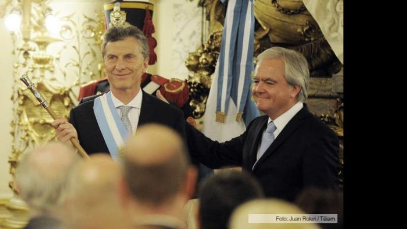 Macri recibió la banda y el bastón presidencial en Casa de Gobierno