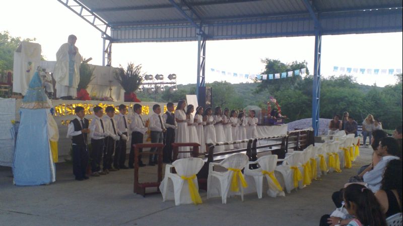 Niños de El Alto recibieron el Sacramento de la Comunión