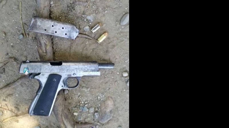 Secuestran un arma de fuego y droga en la Capital